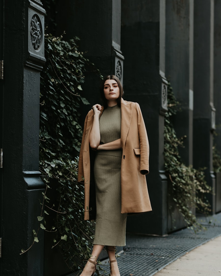 Abrigo camel y vestido midi — colección Casual